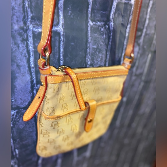 DOONEY & BURKE Signature Crossbody Fabricw/Leather Trim Adjustable Strap w/o tag - Picture 12 of 16